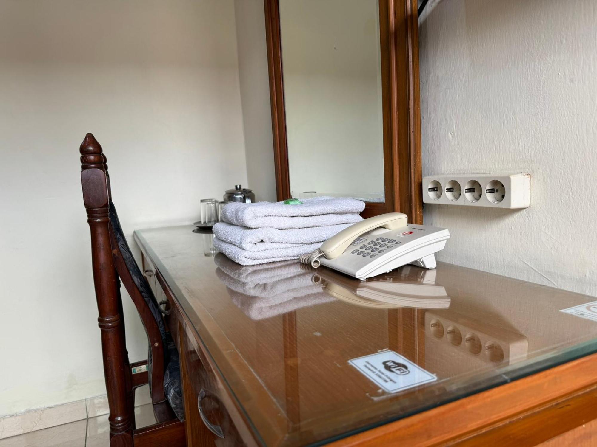 Hotel Priangan Cirebon Esterno foto
