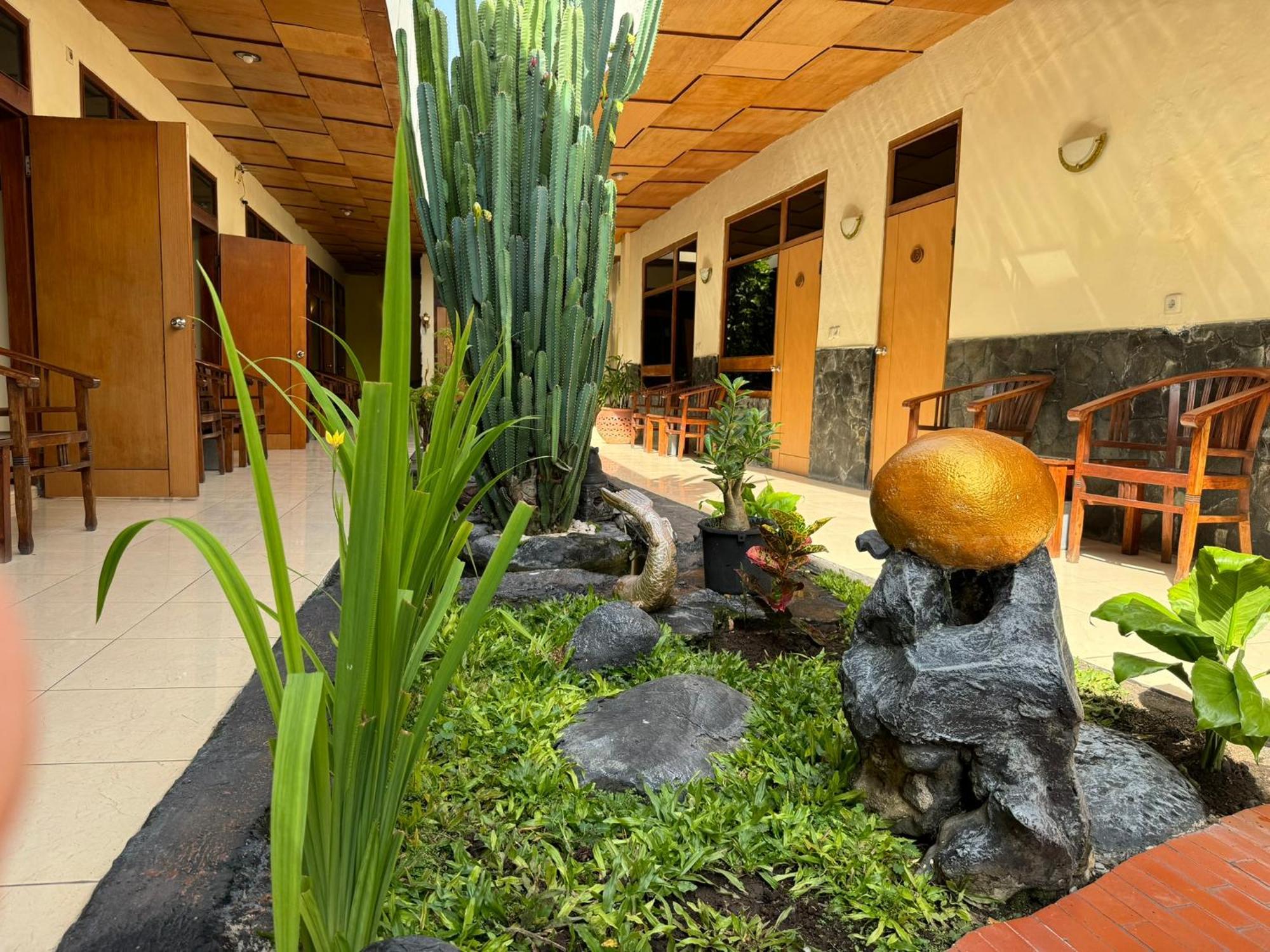 Hotel Priangan Cirebon Esterno foto