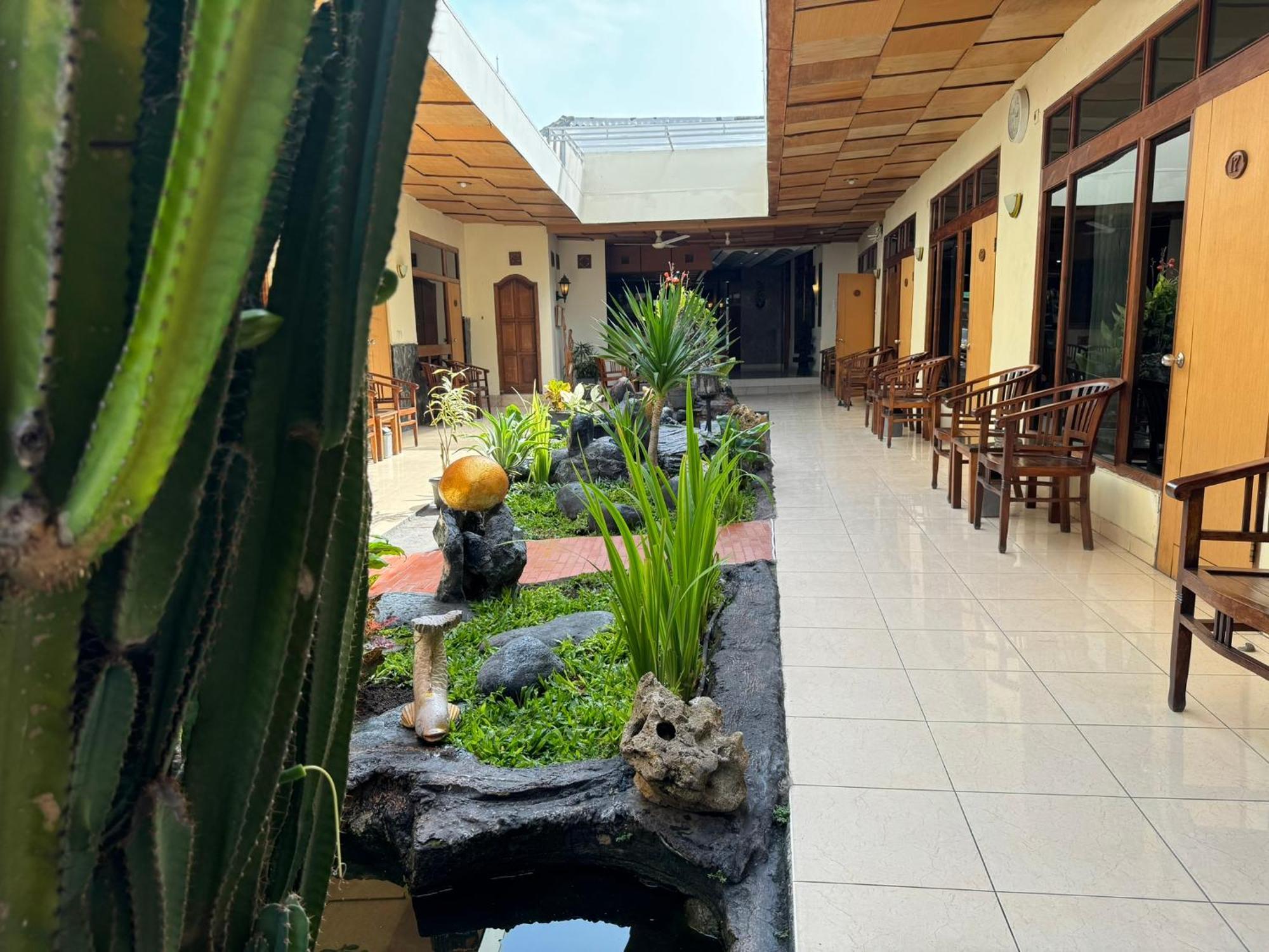 Hotel Priangan Cirebon Esterno foto