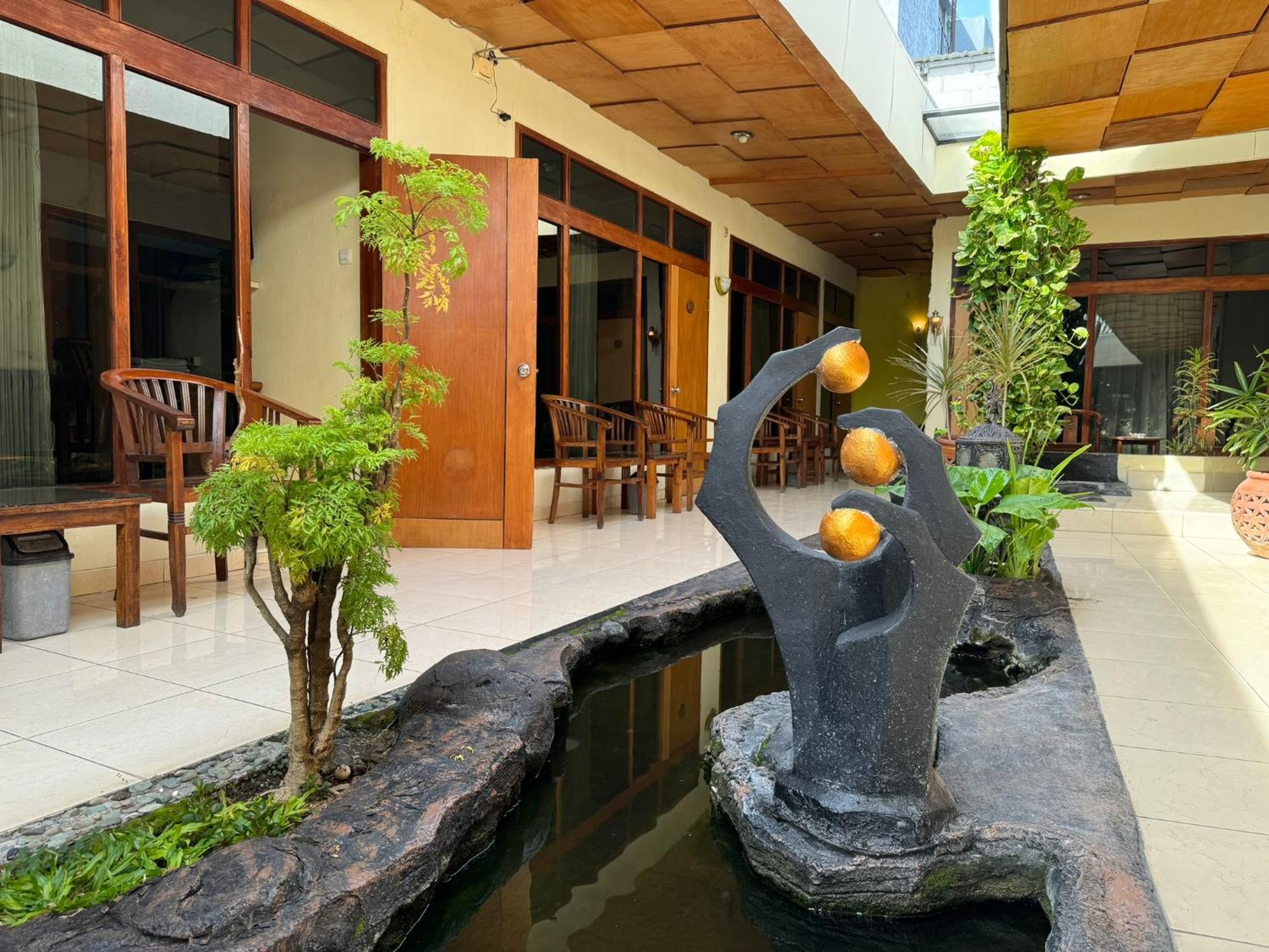 Hotel Priangan Cirebon Esterno foto