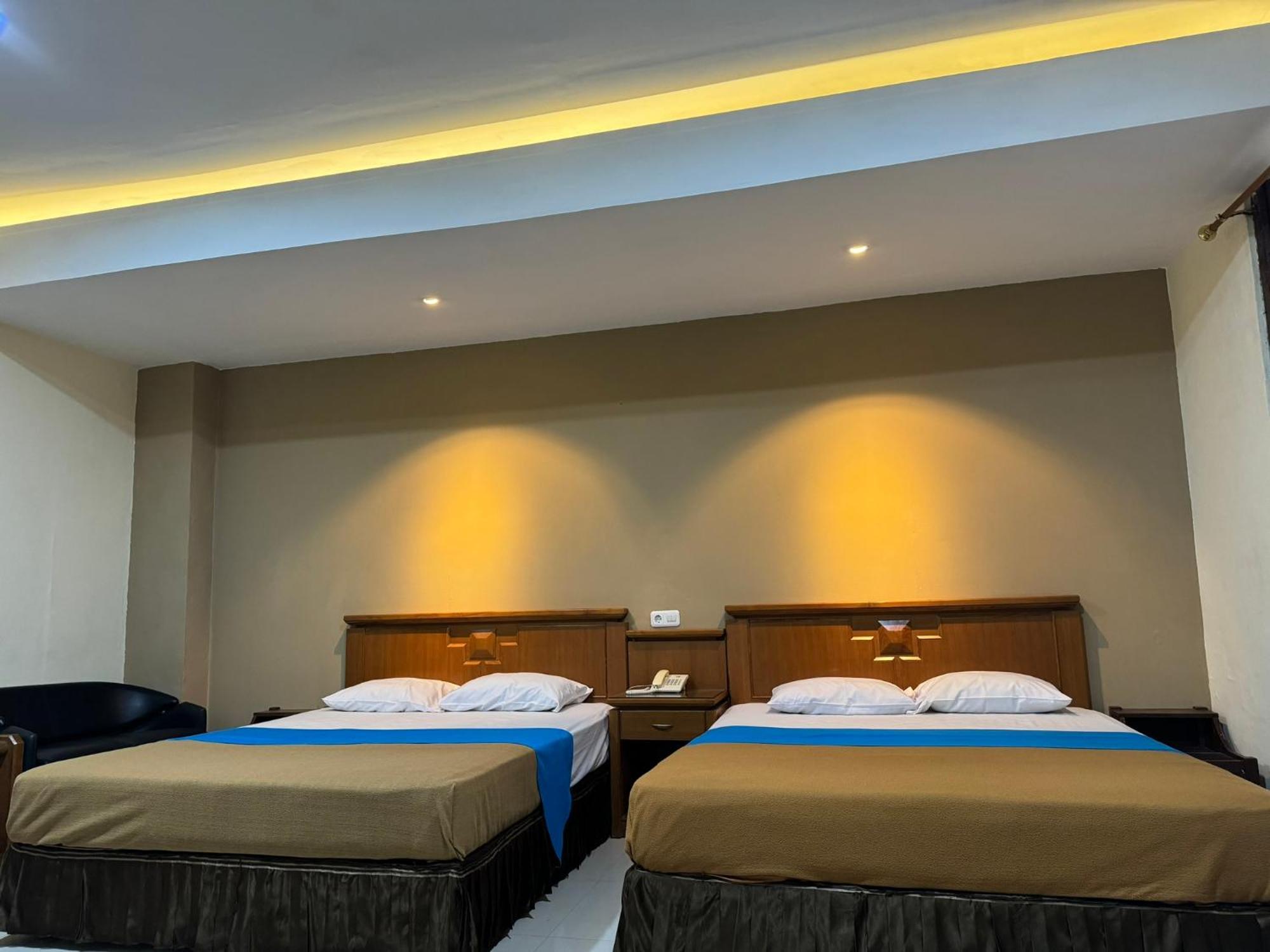 Hotel Priangan Cirebon Esterno foto