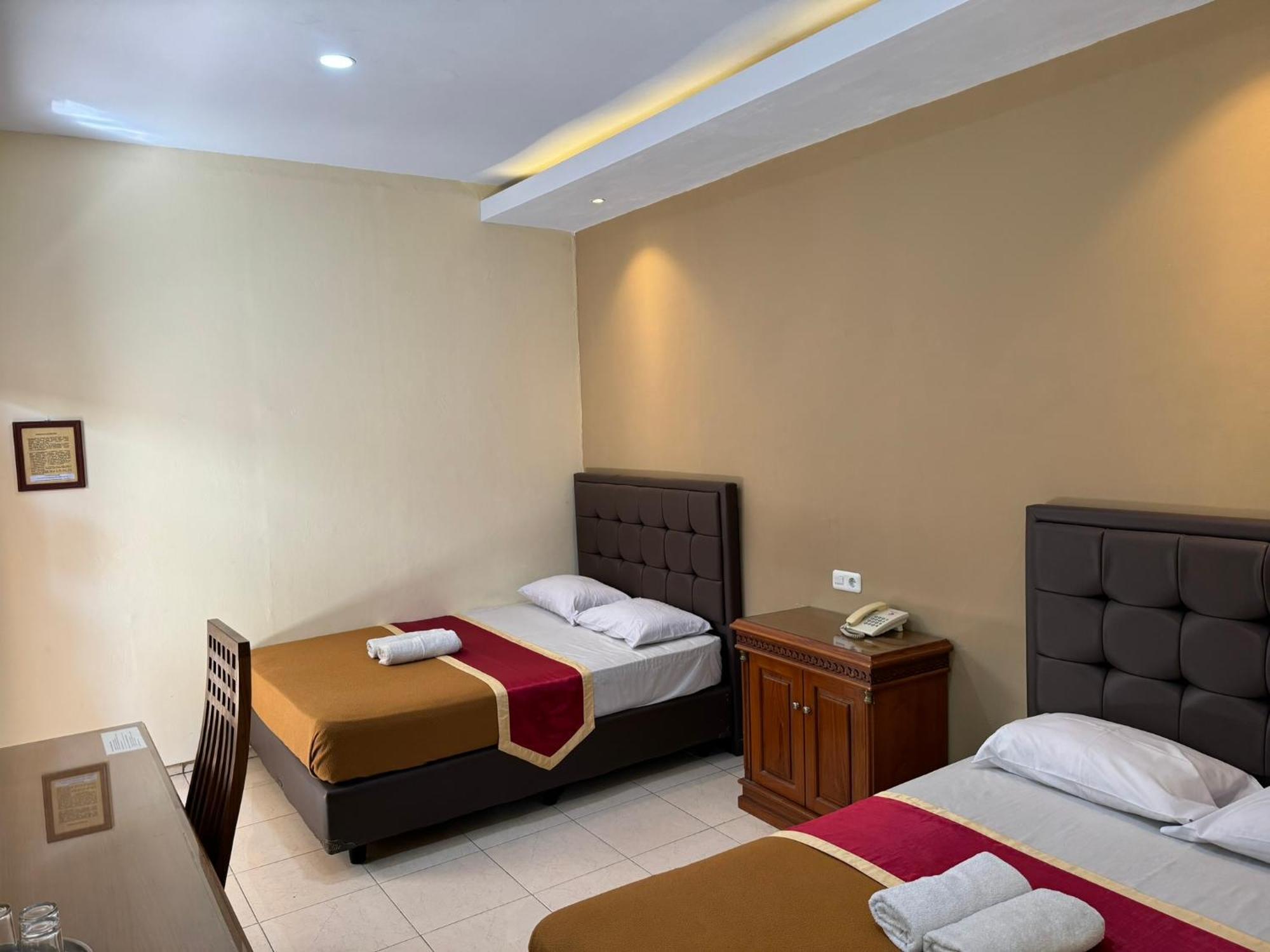 Hotel Priangan Cirebon Esterno foto