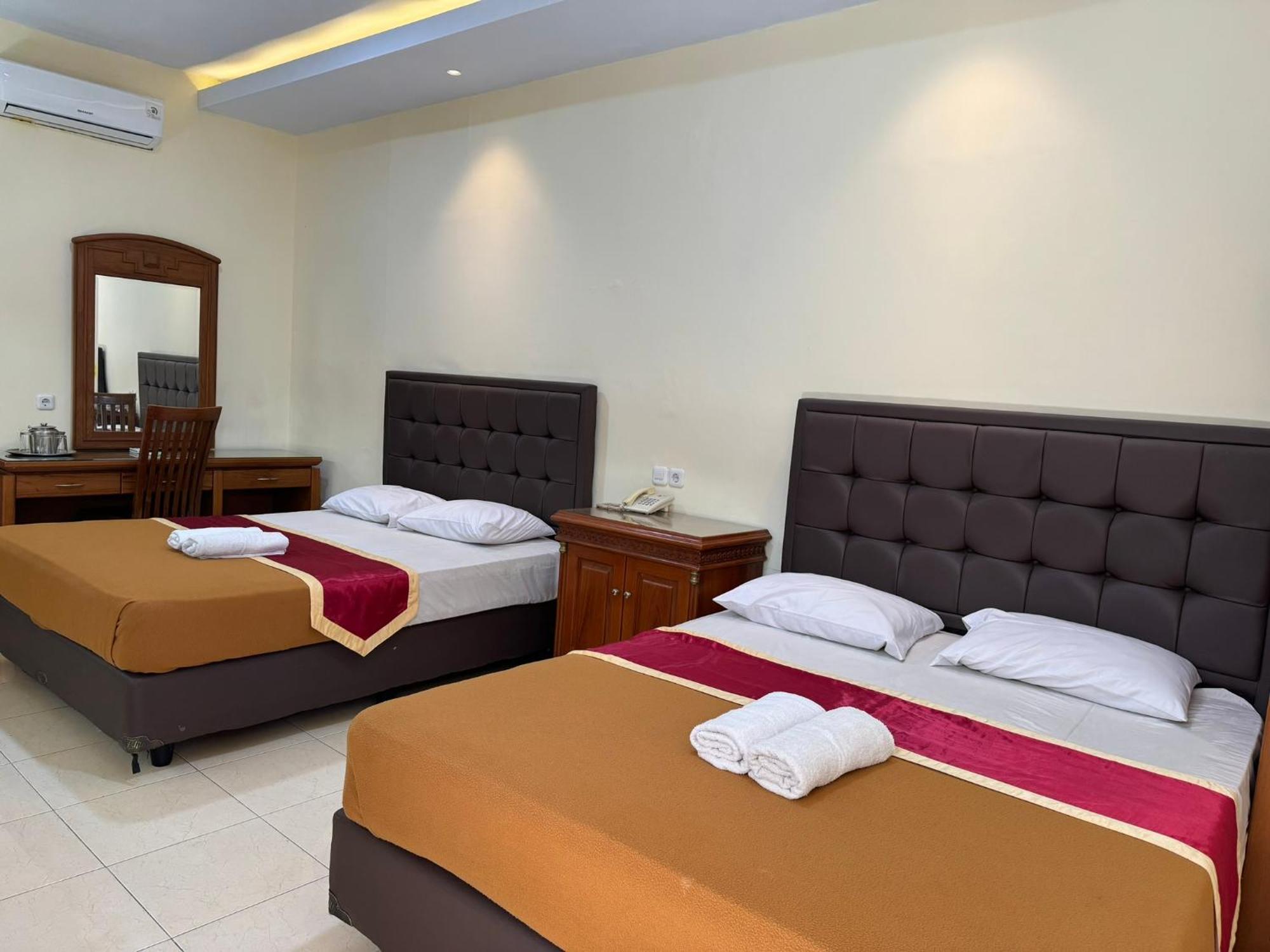 Hotel Priangan Cirebon Esterno foto