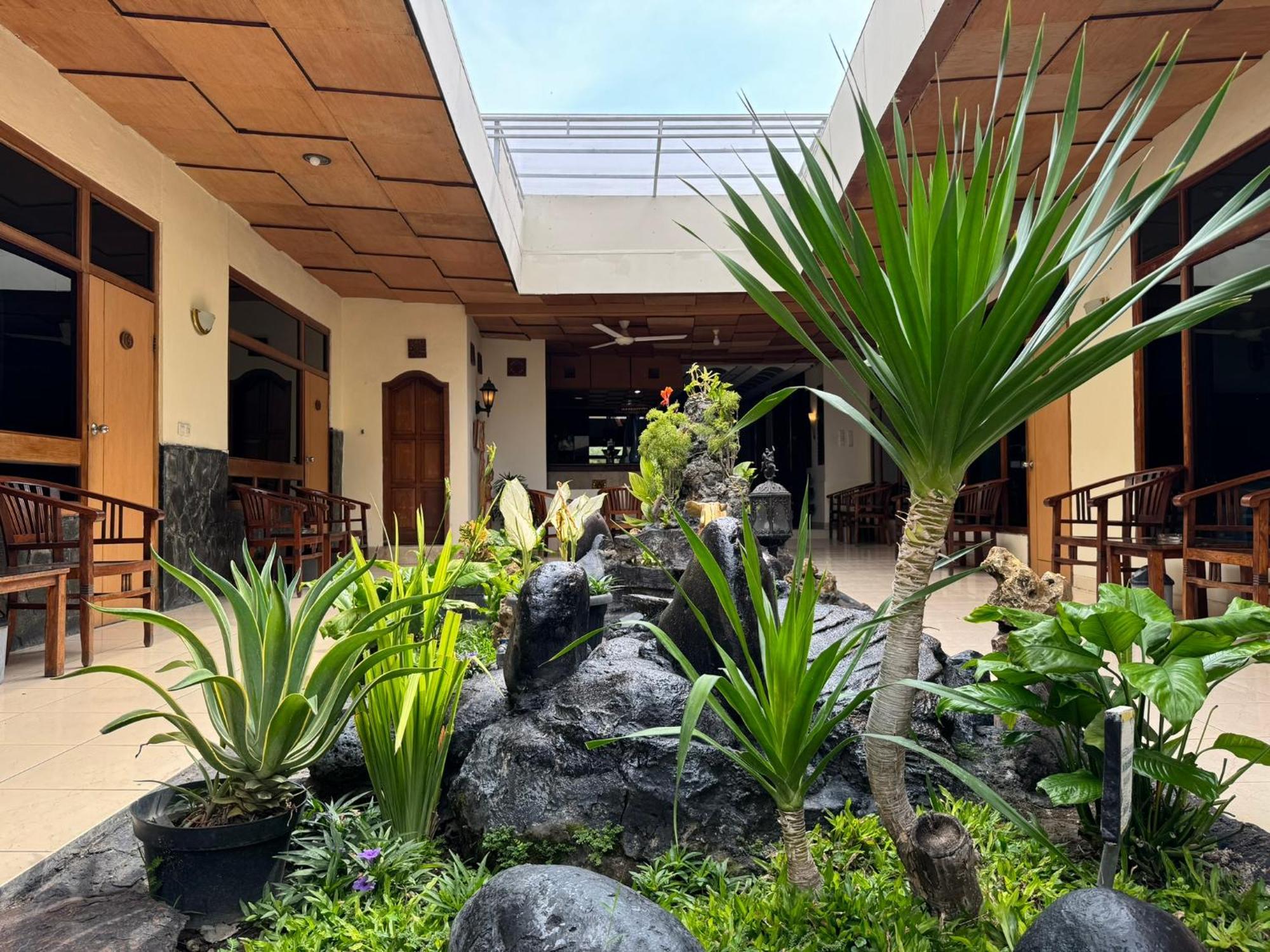 Hotel Priangan Cirebon Esterno foto