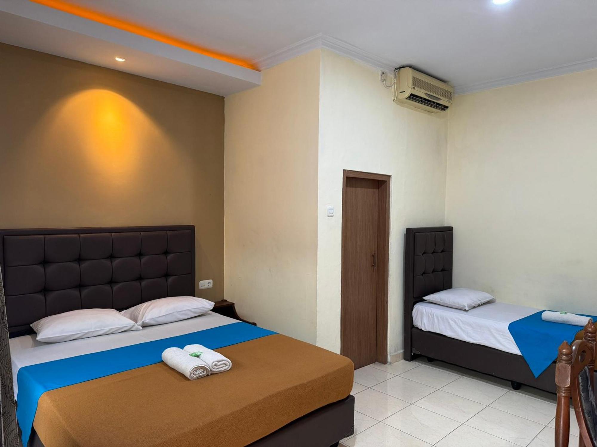 Hotel Priangan Cirebon Esterno foto