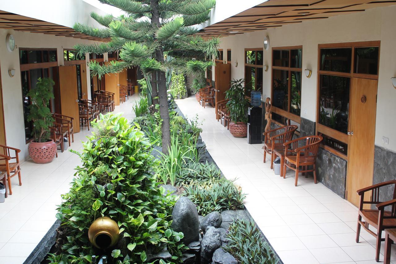 Hotel Priangan Cirebon Esterno foto