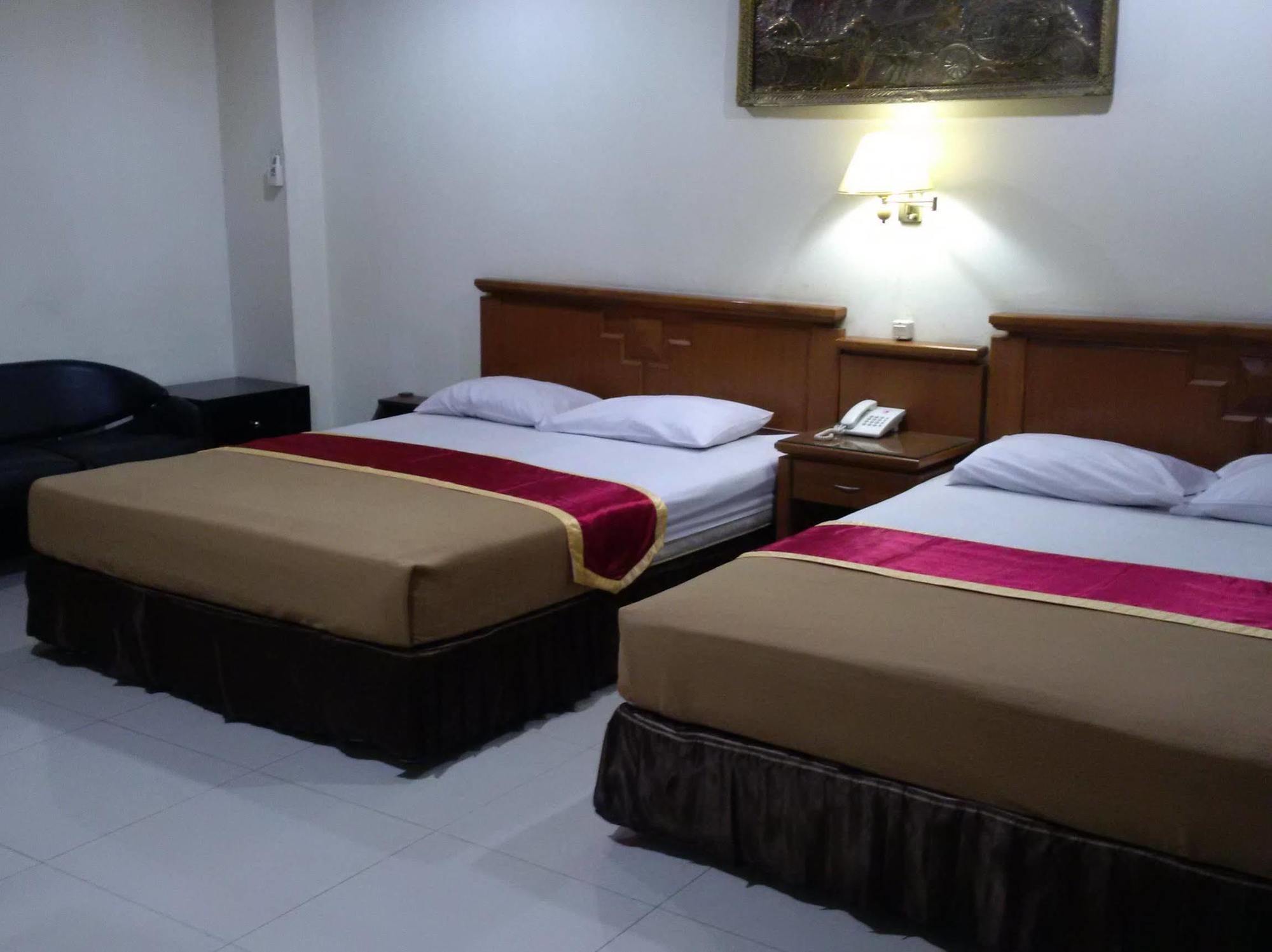Hotel Priangan Cirebon Esterno foto