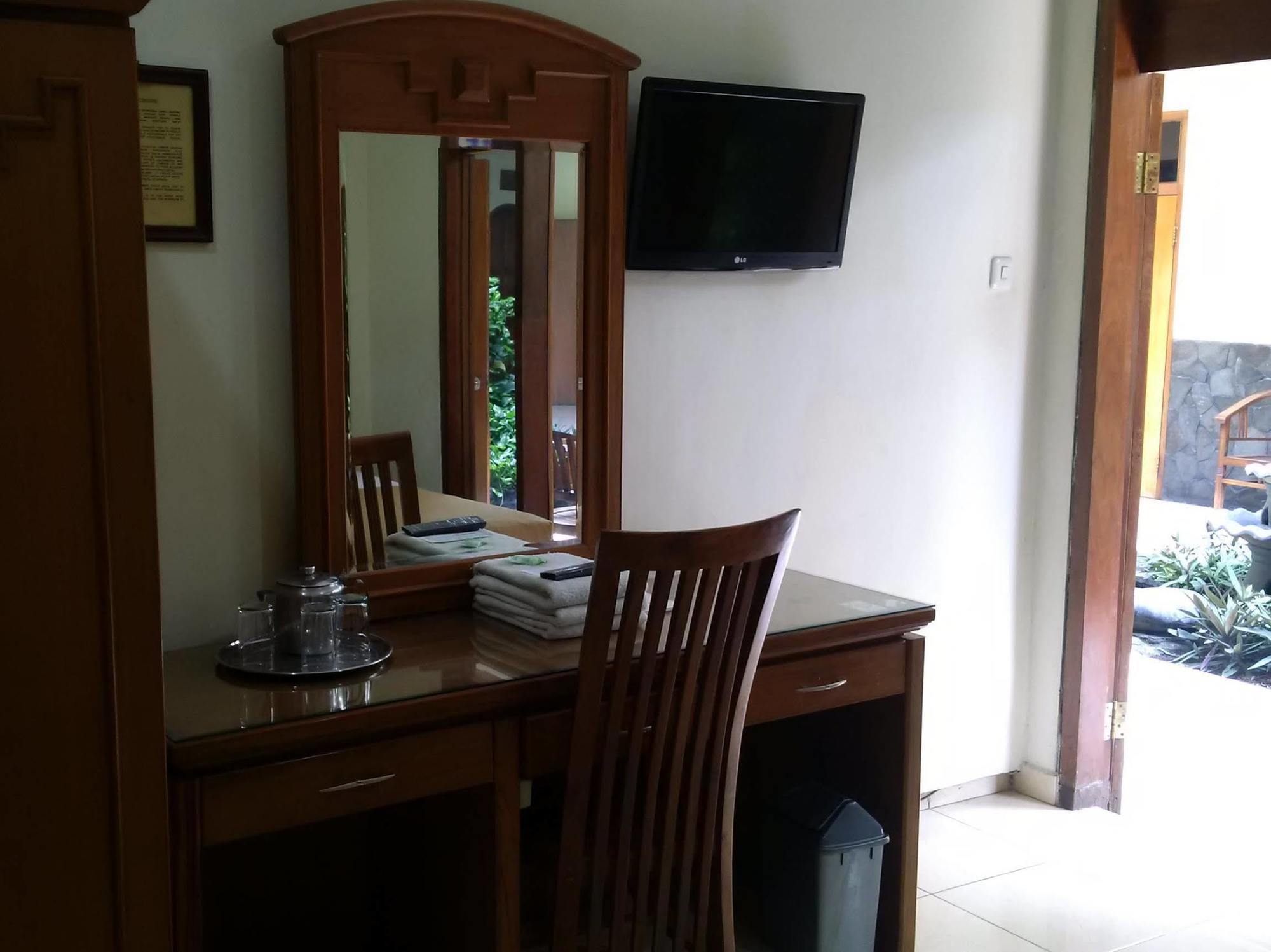 Hotel Priangan Cirebon Esterno foto